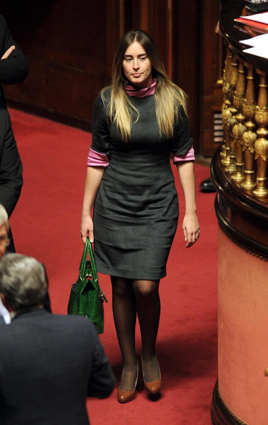 Maria Elena Boschi: vestito grigio e décolletées marroni. Look bocciato! FOTO