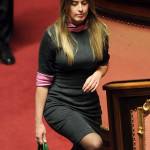 Maria Elena Boschi: vestito grigio e décolletées marroni. Look bocciato! FOTO