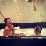 Elisabetta Gregoraci senza veli, bagno hot nella vasca finisce su Instagram FOTO