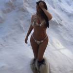 Kim Kardashian lancia il bikini di pelliccia. Animalisti infuriati FOTO