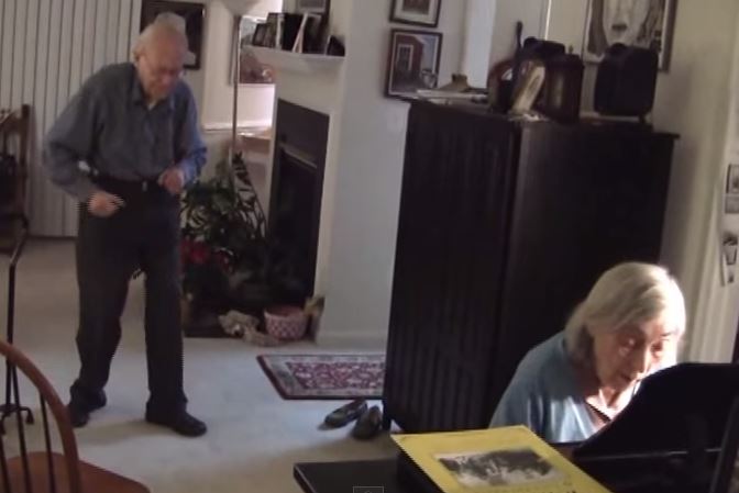 Nonnina suona il piano, il marito non resiste alla tentazione e balla VIDEO