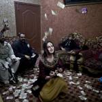 Pakistan, transgender sfidano la paura ballando alle feste di nozze04