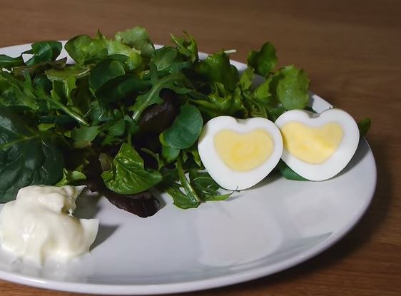 Come fare uova sode a forma di cuore VIDEO