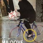 Matteo Renzi, moglie Agnese in bici con tacchi e pellicia FOTO