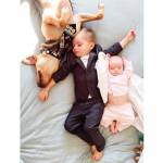 Theo, Beau e Evvie: i due bimbi e il cane dormono insieme 01