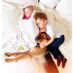 Theo, Beau e Evvie: i due bimbi e il cane dormono insieme