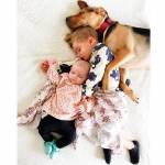 Theo, Beau e Evvie: i due bimbi e il cane dormono insieme 07