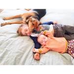 Theo, Beau e Evvie: i due bimbi e il cane dormono insieme 05