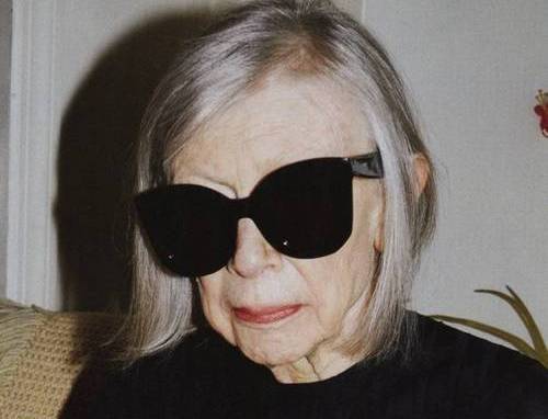 Céline: Joan Didion, 80 anni, modella a sorpresa per la maison francese