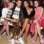 Katy Perry in ciabatte al fianco di Rihanna, Miley Cyrus e Jeremy Scott FOTO