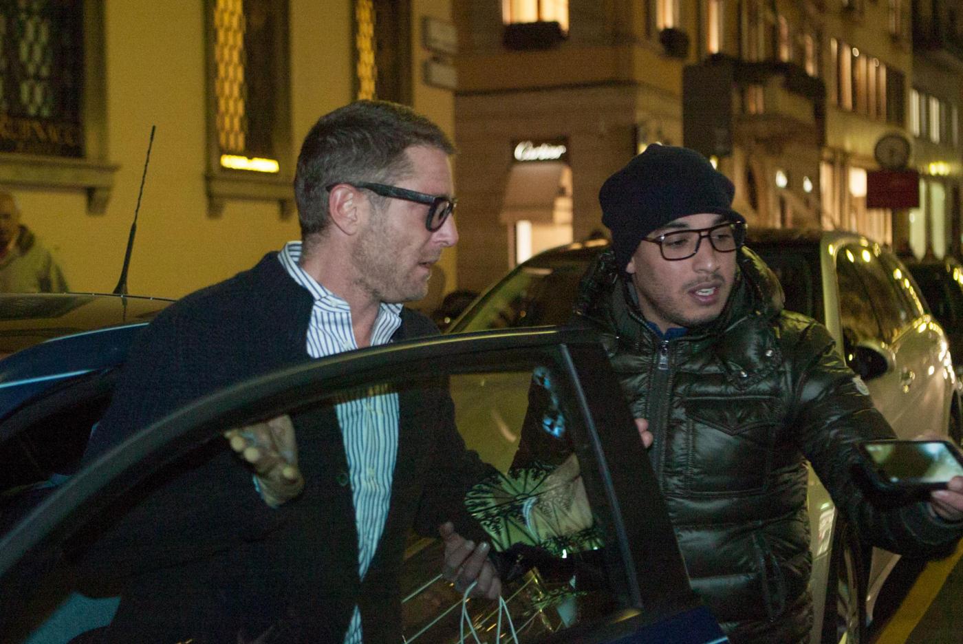 Lapo Elkann, shopping a Milano. Fan cerca selfie e non lo molla09