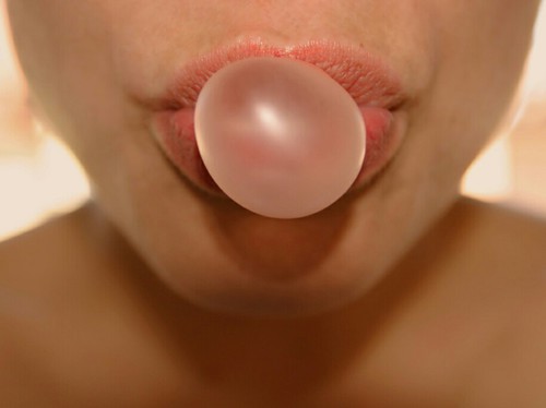 Chewing gum meglio del dentifricio: uccide 100 mln di batteri ogni 10 minuti