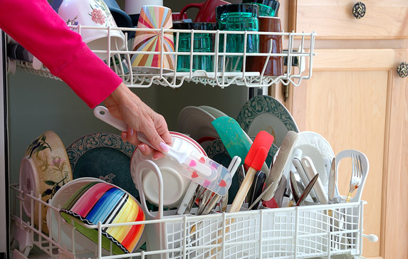 Come usare la lavastoviglie? Come mettere i piatti? Risponde la scienza
