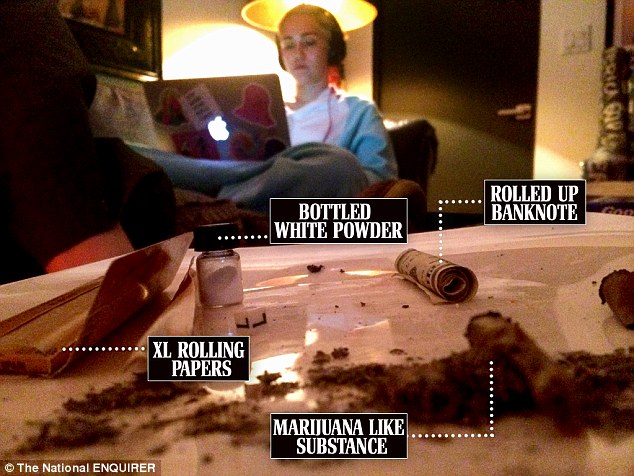 Miley Cyrus: cartine, marijuana e polvere bianca sulla scrivania FOTO
