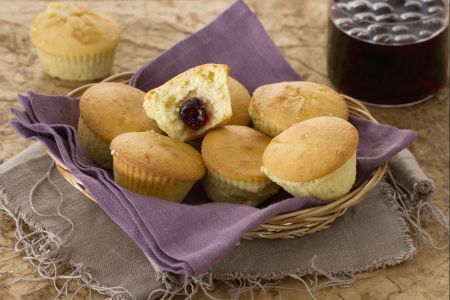 Ricette di dolci: muffin alla vaniglia ripieni all'amarena