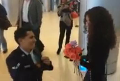 VIDEO Youtube, pilota chiede alla sua donna di sposarlo in aeroporto