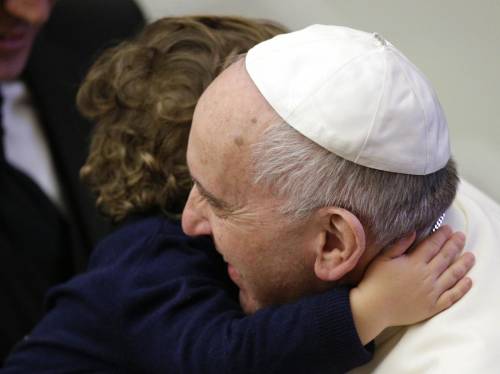 Papa Francesco: "Mamme, allattate al seno, anche in Chiesa"