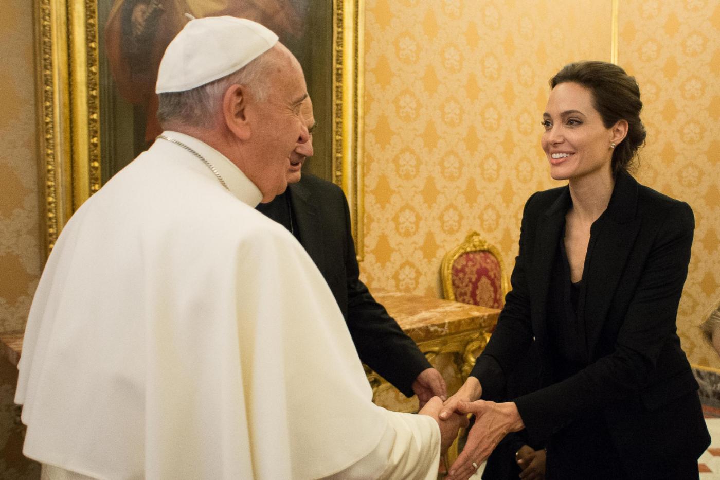 Angelina Jolie incontra Papa Francesco FOTO