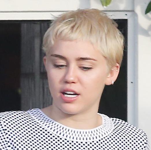 Miley Cyrus biondo platino al pranzo salutista col suo Patrick FOTO04