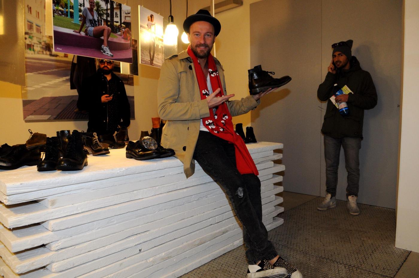 Francesco Facchinetti e Wilma Helena Faissol: shopping a braccietto per Milano02