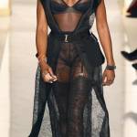 Parigi, Naomi Campbell sfila in lingerie per La Perla