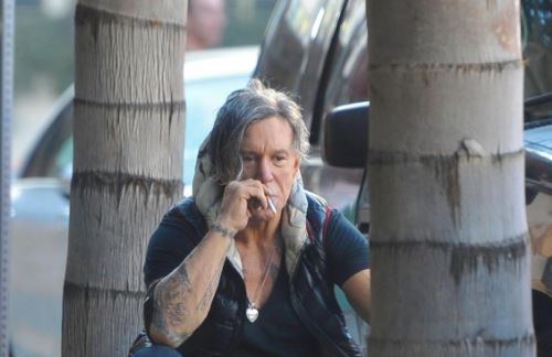 Mickey Rourke in lacrime per le strade di Los Angeles. Fidanzata lo consola