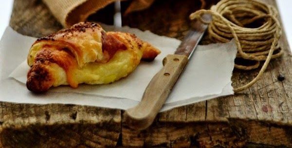 Finger food: croissant di patate con formaggio e prosciutto