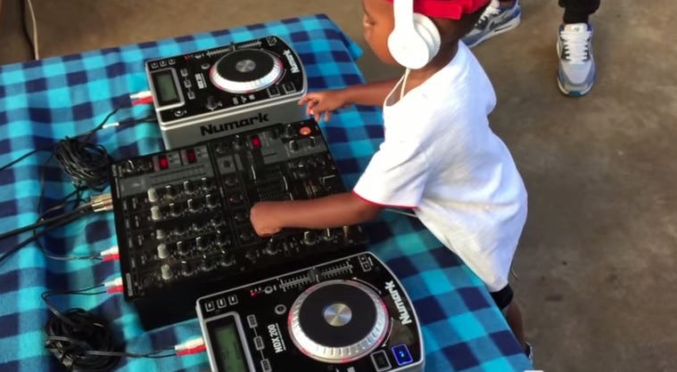 VIDEO YouTube: Arch Jnr deejay fenomenale a soli due anni