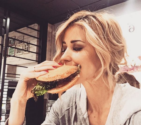 Elena Santarelli, altro che dieta: avventa il panino con l'hamburger FOTO