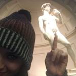 Katy Perry a Firenze, selfie "intimo" col David di Michelangelo FOTO