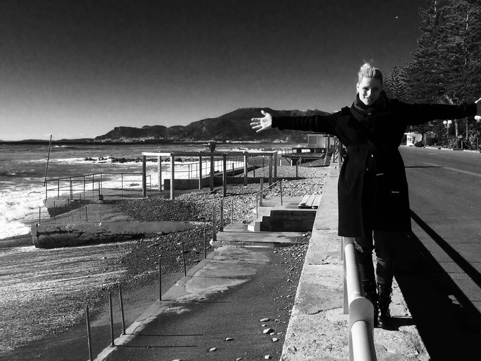 Michelle Hunziker, magie col pancione..ll bicchiere d'acqua di regge solo FOTO