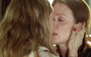 Julianne Moore e il bacio lesbo con Amanda Seyfried in Chloe VIDEO