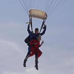 Compleanno record: anziana festeggia 100 anni lanciandosi col paracadute FOTO 4