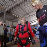 Compleanno record: anziana festeggia 100 anni lanciandosi col paracadute FOTO