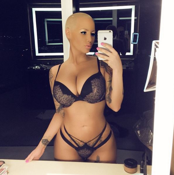 Amber Rose, selfie in lingerie fetish-sadomaso davanti allo specchio FOTO 2