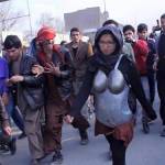Afghanistan, Kubra Khademi cammina in strada con l'armatura anti-molestie04