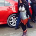 Afghanistan, Kubra Khademi cammina in strada con l'armatura anti-molestie03