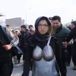 Afghanistan, Kubra Khademi cammina in strada con l'armatura anti-molestie02