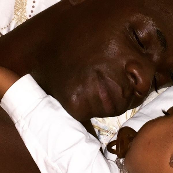 Mario Balotelli dorme accanto alla figlia Pia FOTO 2