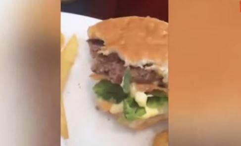 VIDEO Youtube. Trova un bruco nel cheeseburger