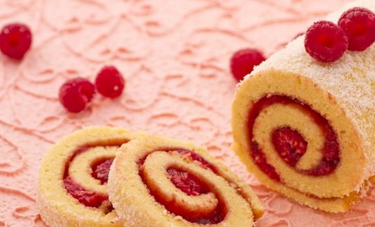 Ricette di dolci: rotolo al cocco ripieno di lamponi