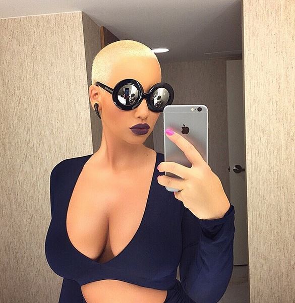 Amber Rose senza freni, ancora foto hot: mini tanga alle Hawaii 2