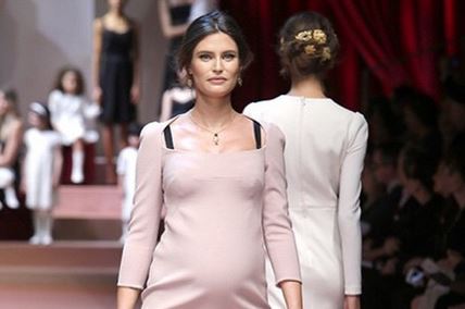 Bianca Balti sfila col pancione per Dolce e Gabbana FOTO 3