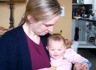 VIDEO YouTube: bimba non resiste alle patatine: ogni morso è un sorriso