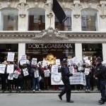Dolce & Gabbana e l'utero in affitto: proteste davanti al negozio di Londra03