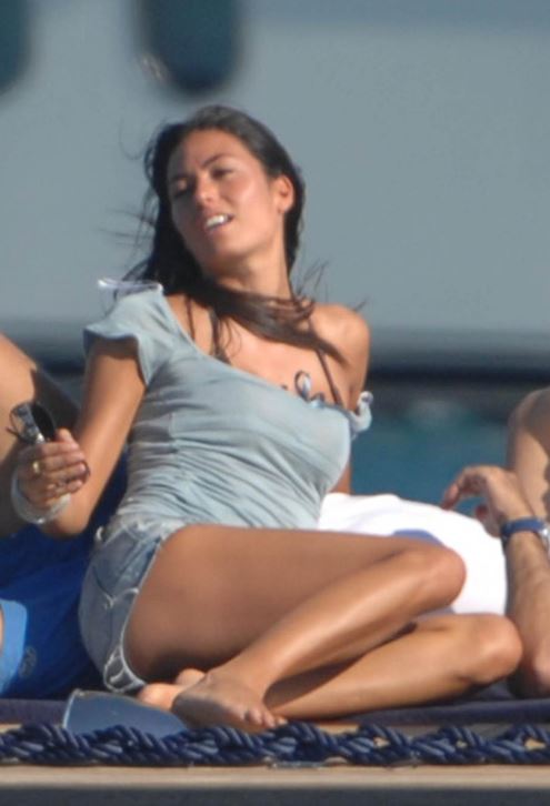 Elisabetta Gregoraci, com'era e com'è. Si notano le differenze? FOTO 8