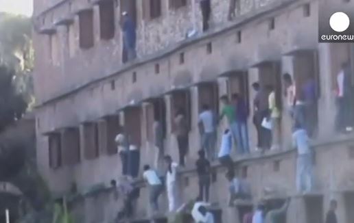 India, padri si arrampicano su edificio per aiutare figli all'esame VIDEO
