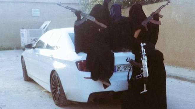 Donne Isis con armi e Bmw: la nuova campagna social della Jihad