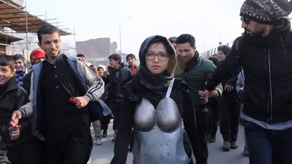 Afghanistan, Kubra Khademi cammina in strada con l'armatura anti-molestie