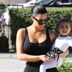 Kim Kardashian torna bruna e punta tutto sui leggins "push up